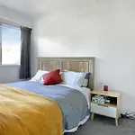 Sunny City Fringe Townhouse With Private Parking