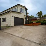 5 Brm Luxurious Bungalow - Epsom