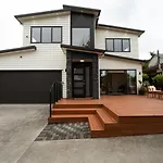 5 Brm Luxurious Bungalow - Epsom
