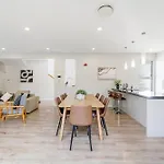 Family Spacious Takapuna Home Parking Netflix