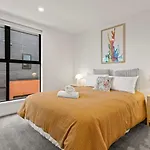 Modern And Bright Auckland 2 Bed