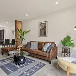 Modern And Bright Auckland 2 Bed