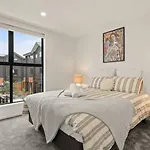 Warm And Bright 2 Bed Townhouse