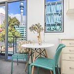 Modern Viaduct Apartment W Pool Gym Skytower Views