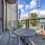 Modern Viaduct Apartment W Pool Gym Skytower Views