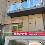 Modern Viaduct Apartment W Pool Gym Skytower Views