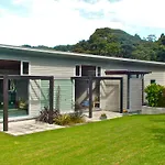 Oratia Bed And Breakfast