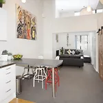 Central And Stylish 2 Bed Apartment