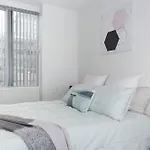 Central And Stylish 2 Bed Apartment
