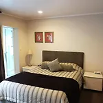 Cornwall Park Motor Inn
