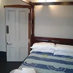 Shooters Saloon Hotel & Cabins