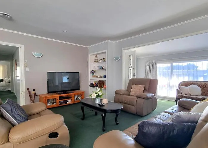 Spacious 4 Bedroom Home With Free Parking