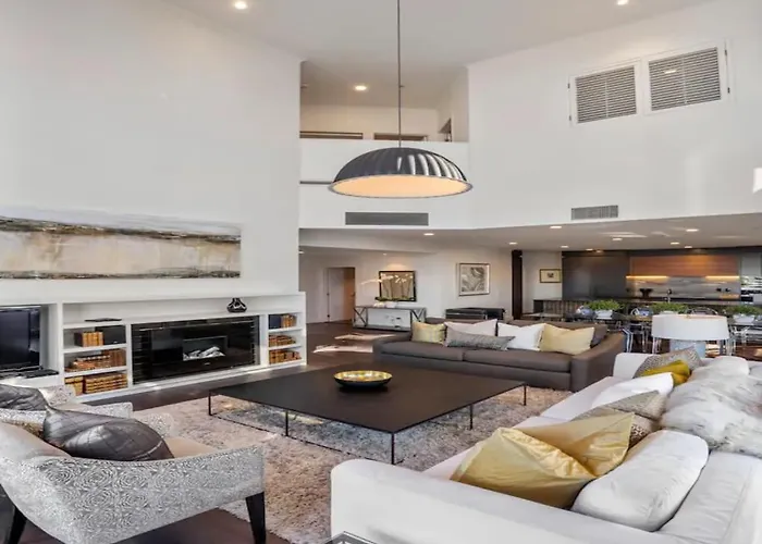 Penthouse Sophistication On Queen Street