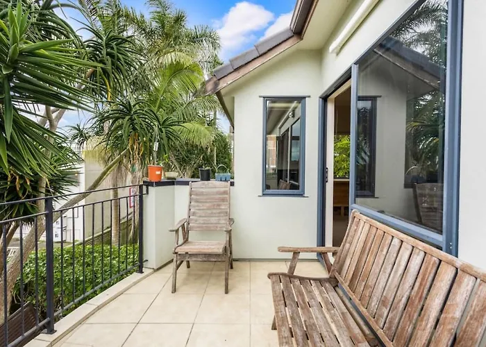 Modern 2Br Abode - Near Eastern Auckland Beaches