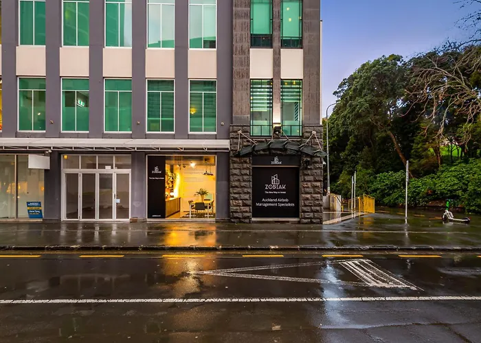 Stylish City Pad Near Sky Tower