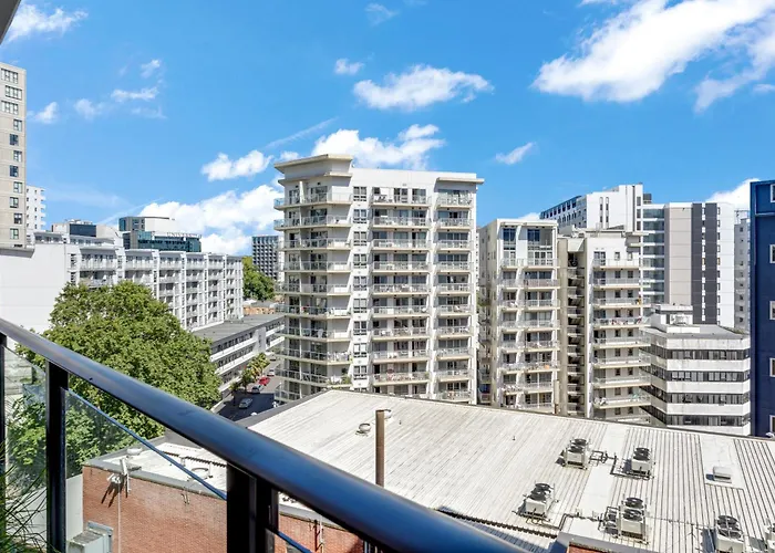 The Cityscape Apartment With Wi-Fi And Balcony