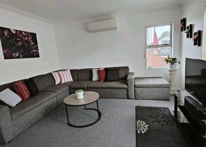 Home Close To Amenities And Airport.