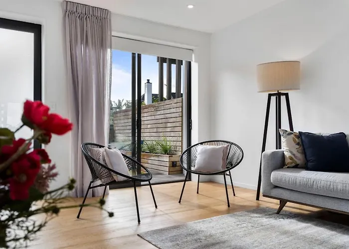 St Vincent Charmer - Stylish Townhouse W Carpark