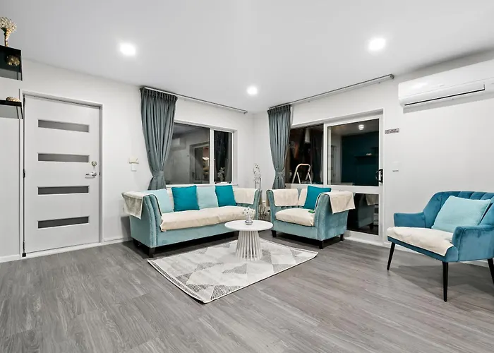 Lux 4 Bedroom In Auckland With Spa And Light Breakfast