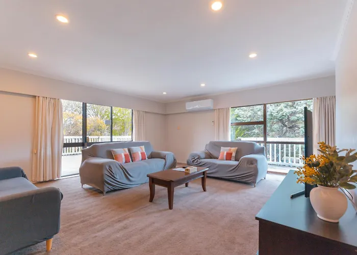 Remuera Spacious Holiday Home