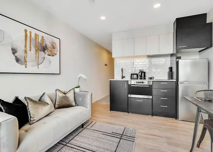 Inner City Apartment Near Skytower-Pool Gym Sauna