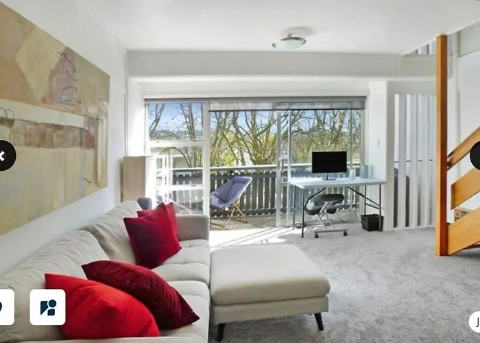 Sunny City Fringe Townhouse With Private Parking