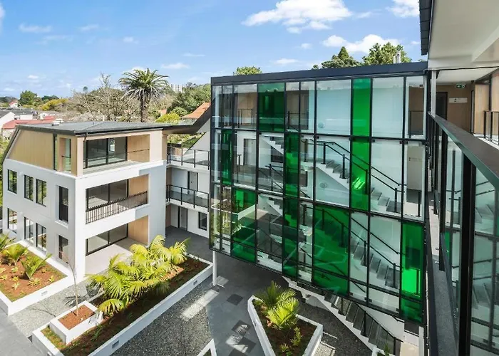 Epsom Retreat 2B With Balcony Free Parking