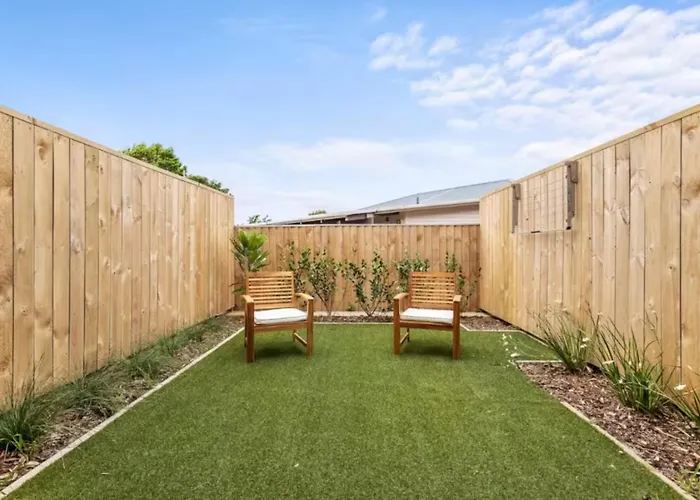 Modern And Bright Auckland 2 Bed