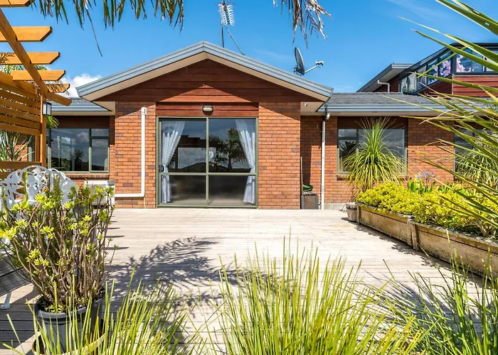 Elevated Family Sized Guest-House With Beautiful Views