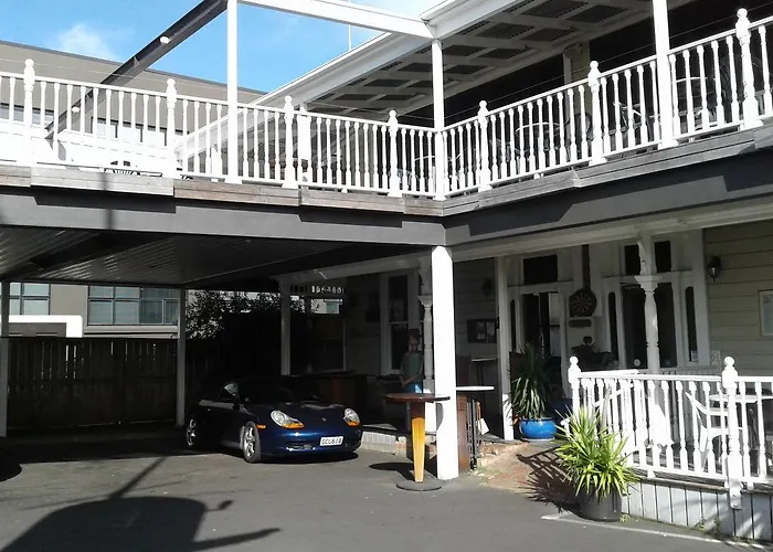 Shooters Saloon Hotel & Cabins