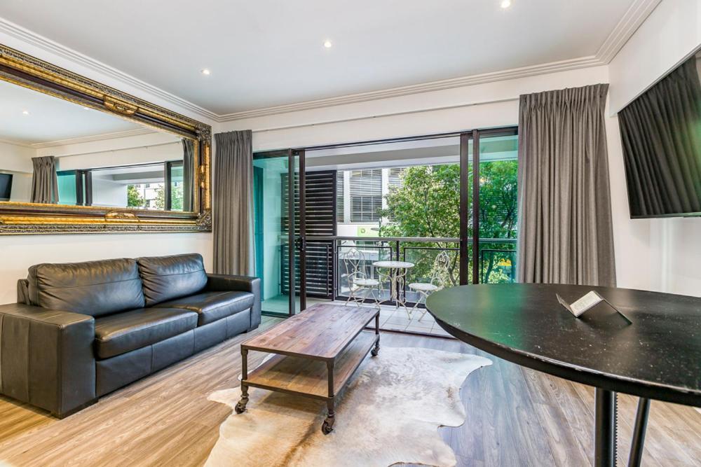 Corporate, Spacious Staycation - Sky Tower Views Apartment Auckland