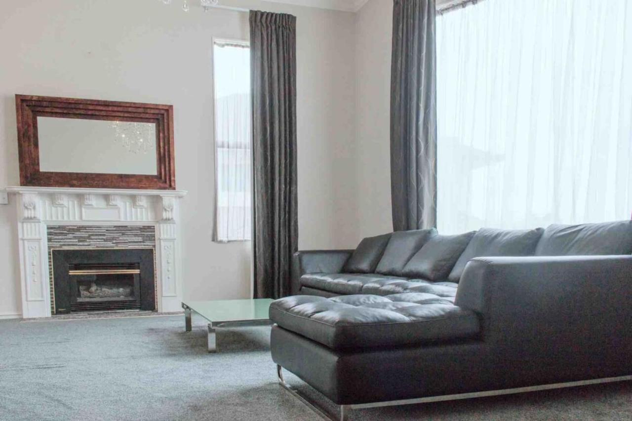 Elegant 6 Bdr Sleeps 13 In East Holiday home *