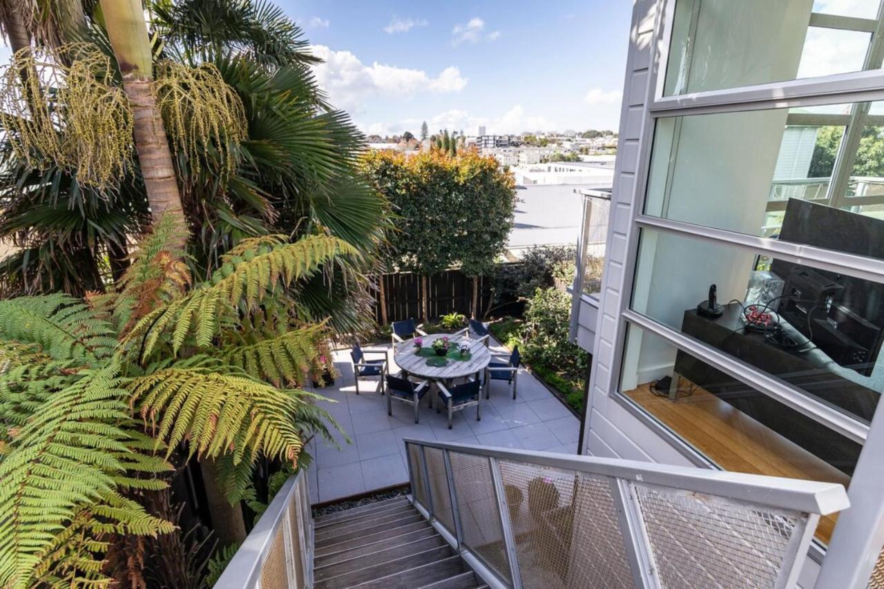 Designer 3 Bedroom With Harbour Views *