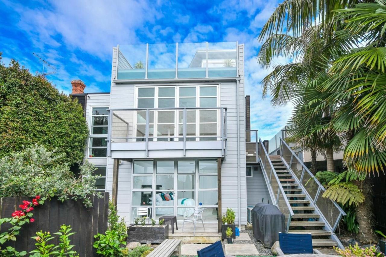 Designer 3 Bedroom With Harbour Views *