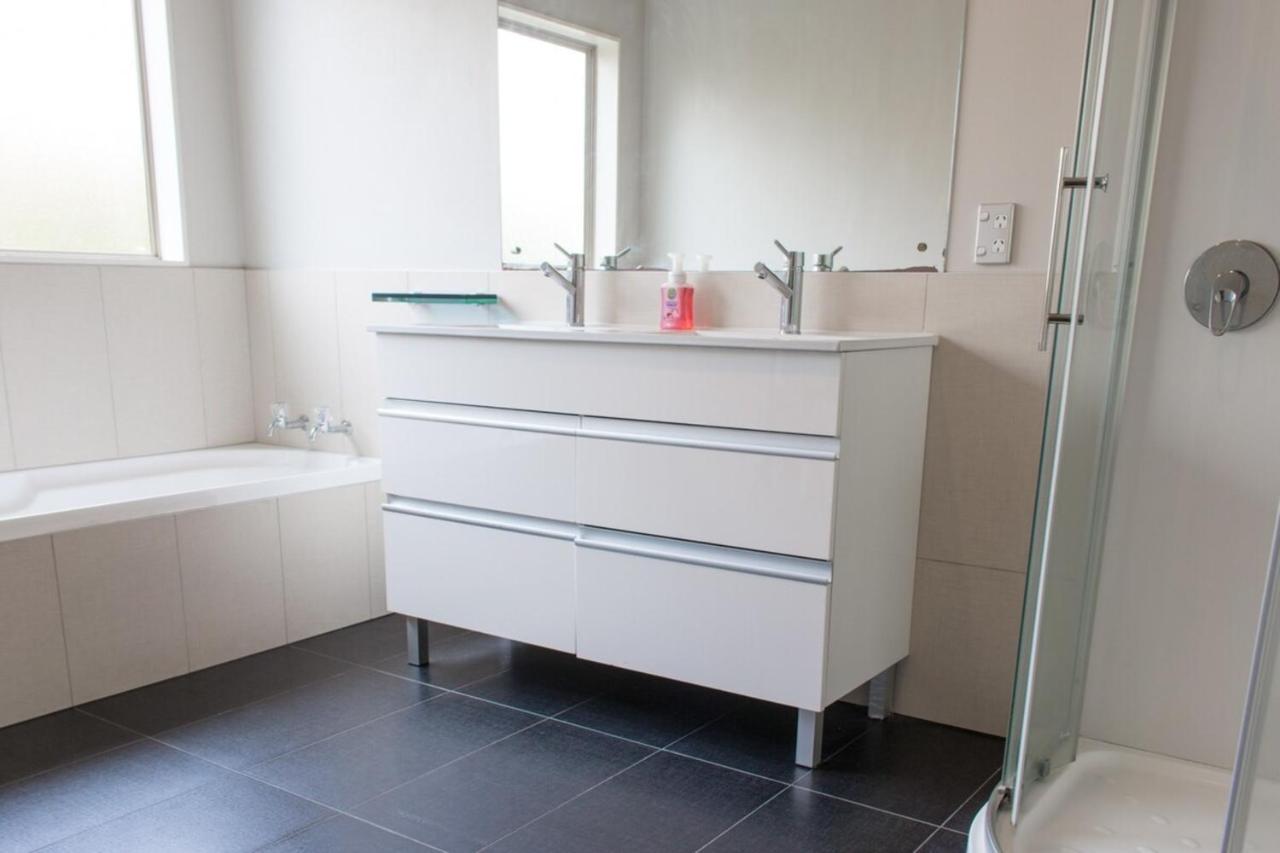Elegant 6 Bdr Sleeps 13 In East Holiday home Auckland