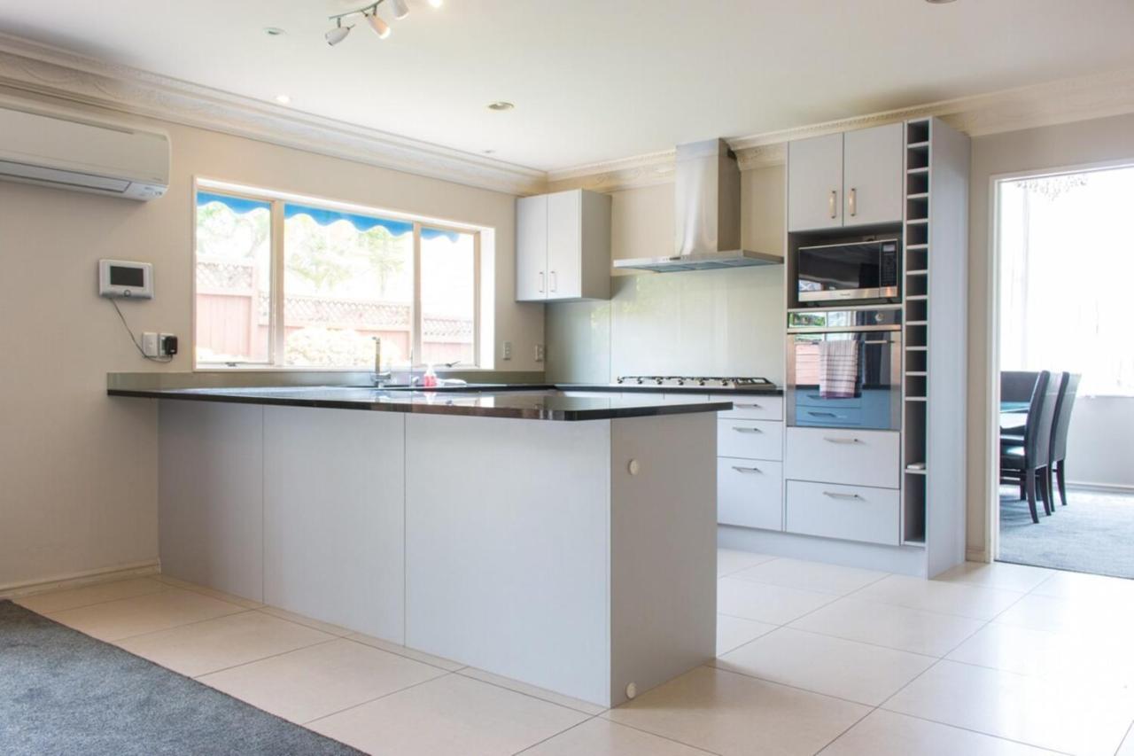 Holiday home Elegant 6 Bdr Sleeps 13 In East