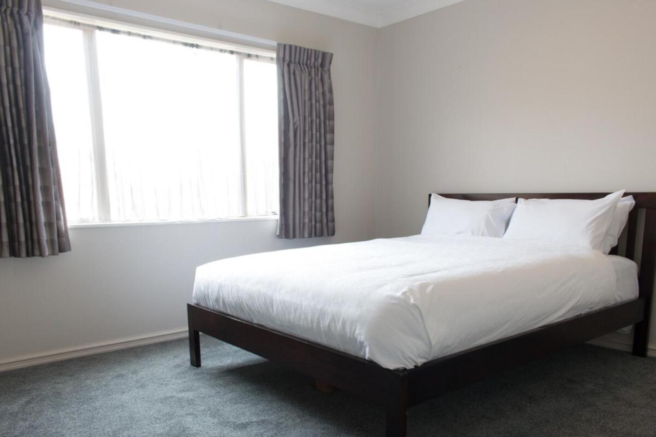 Elegant 6 Bdr Sleeps 13 In East Holiday home *