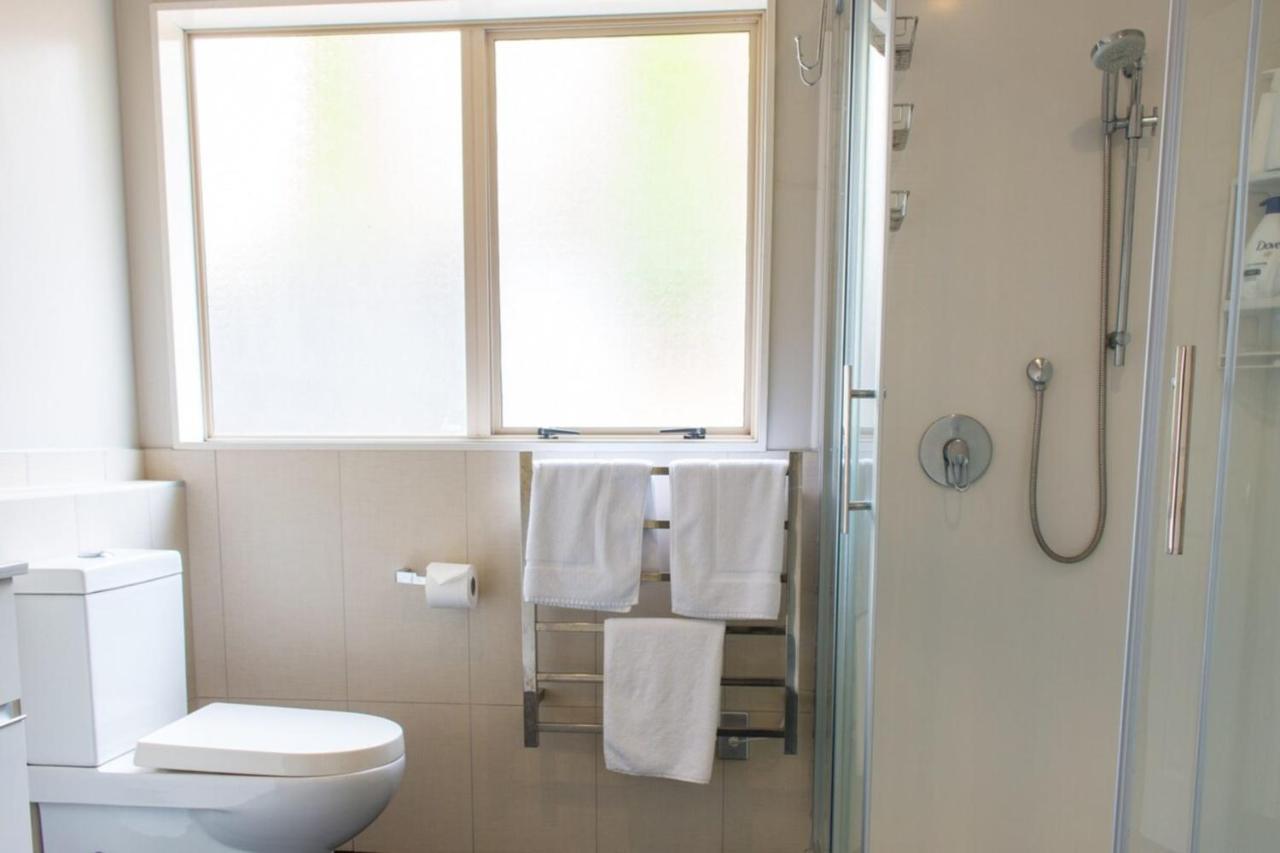 Elegant 6 Bdr Sleeps 13 In East Holiday home Auckland