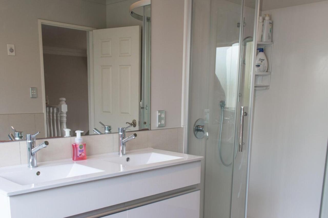 Holiday home Elegant 6 Bdr Sleeps 13 In East