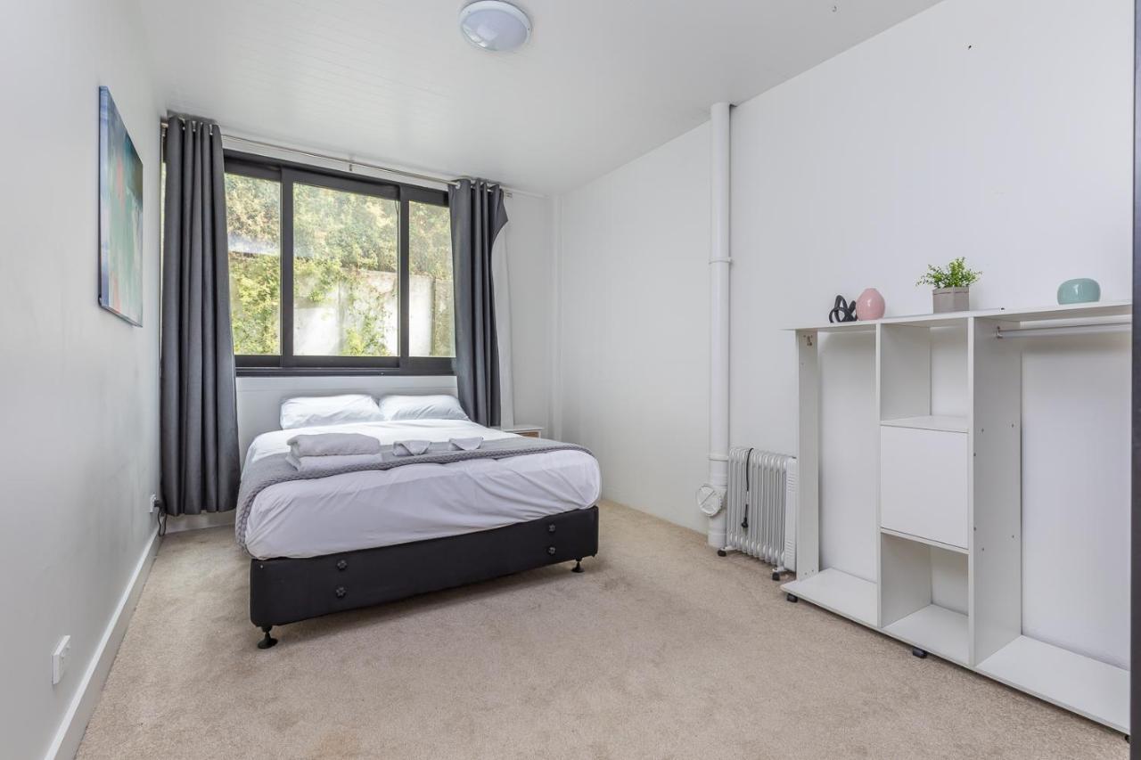 Modern Centre Pad - Cbd Auckland