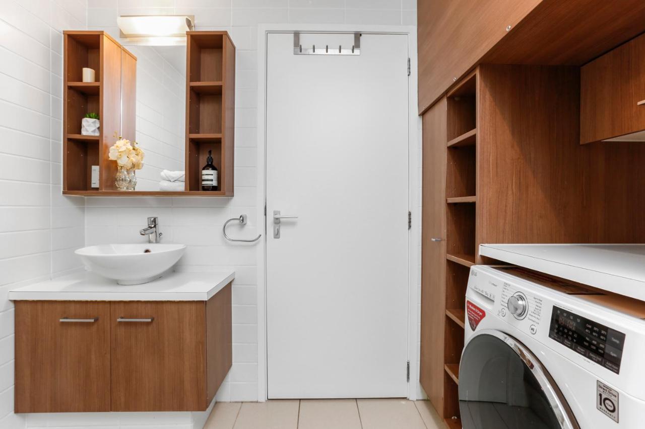 Inner City With Harbour Views Apartment *