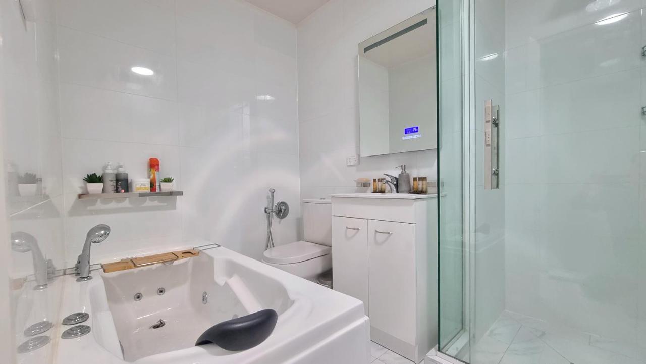 Spacious 4 Bedroom With Free Parking