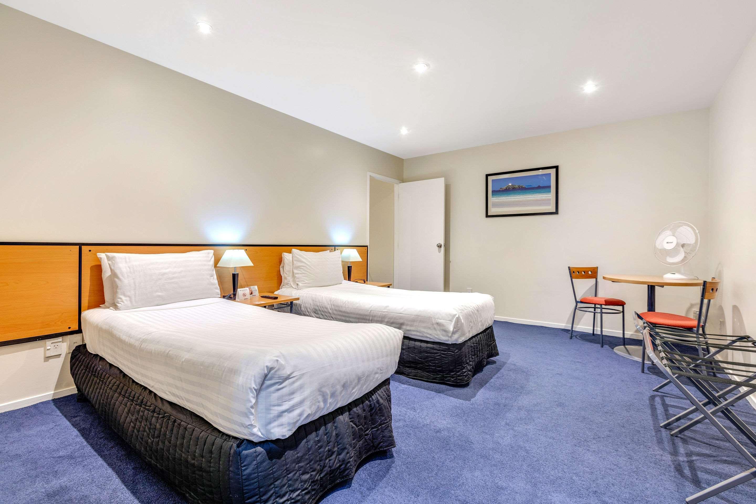 Econo Hotel 3*