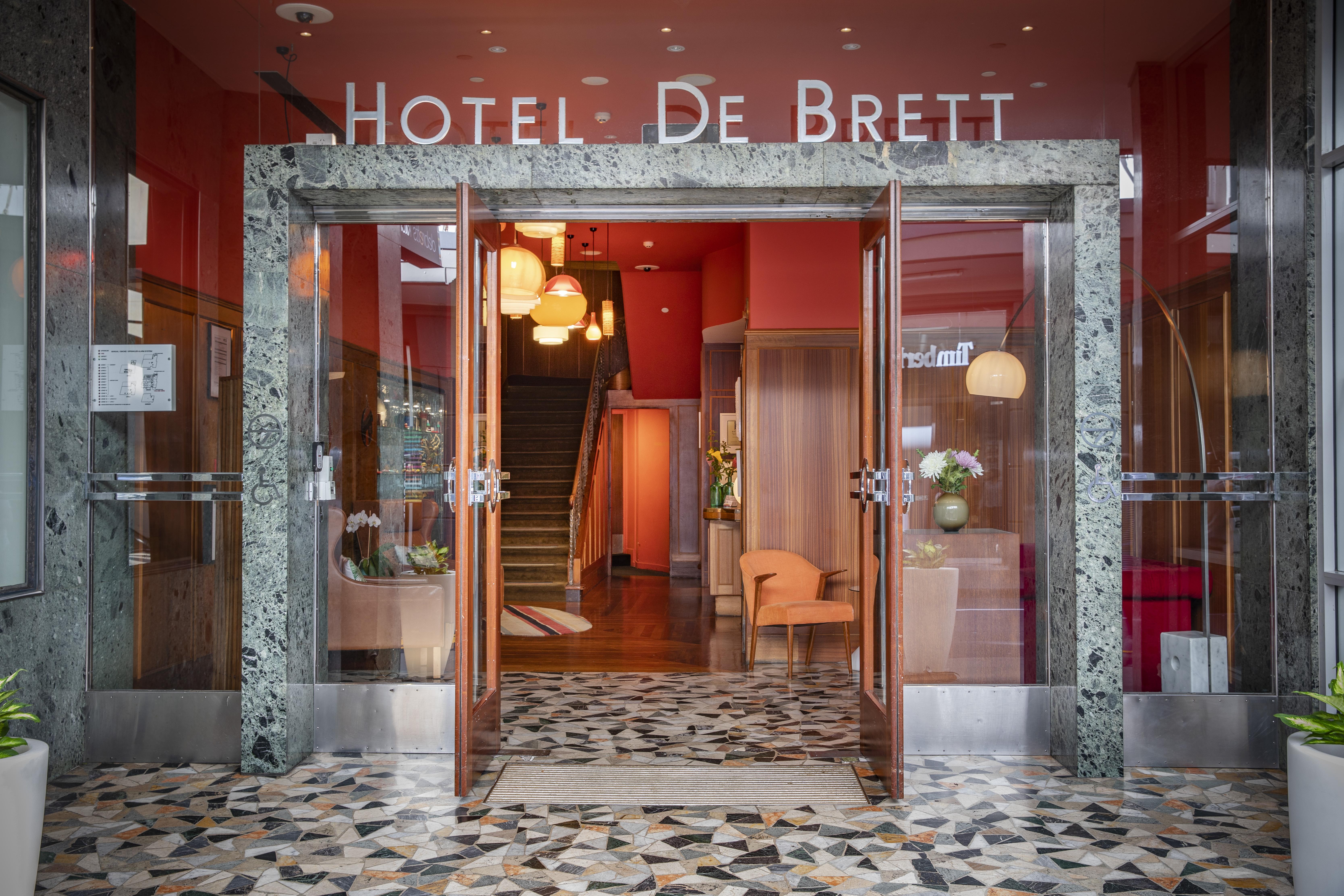 Debrett Hotel