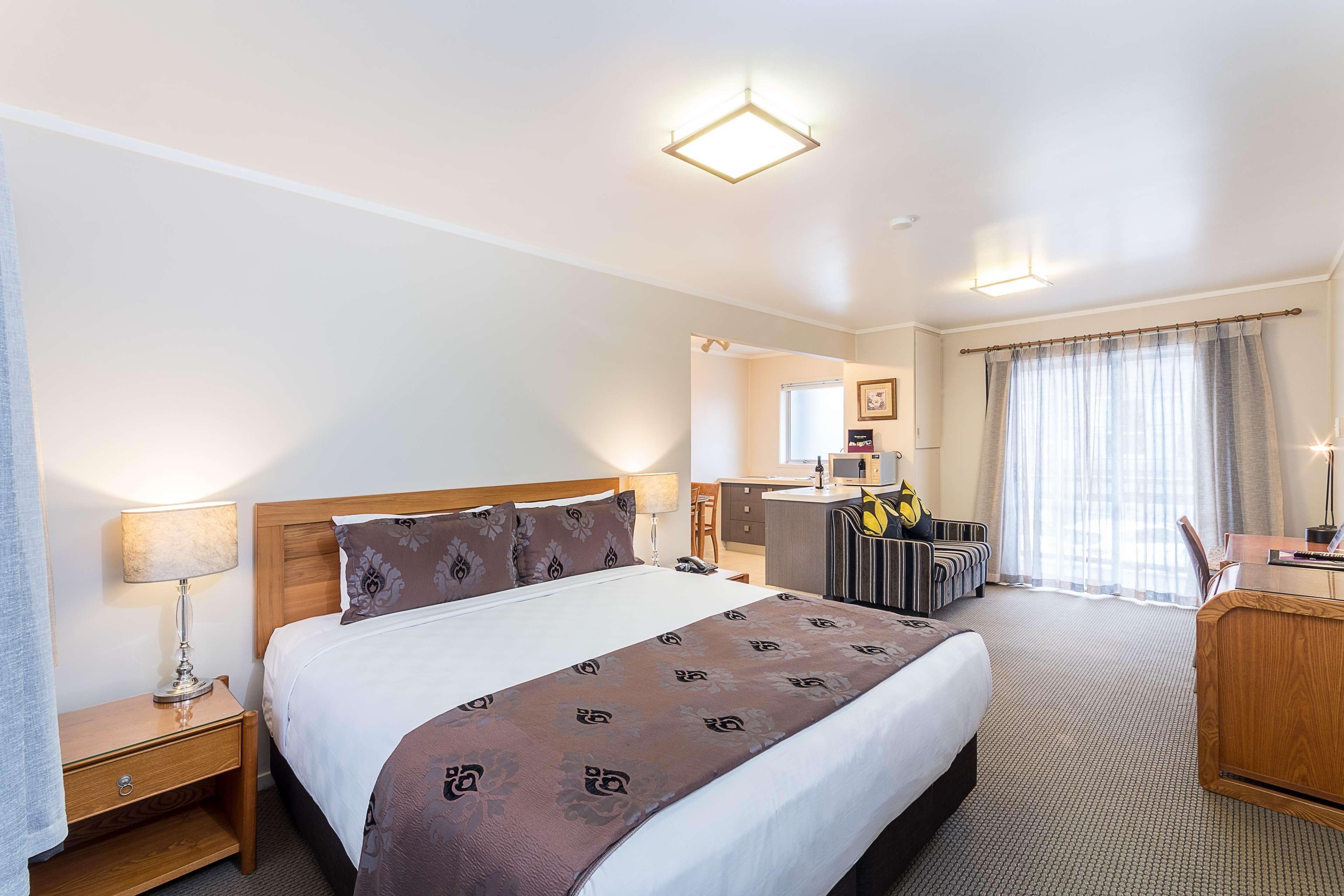 Western Newmarket & 4*