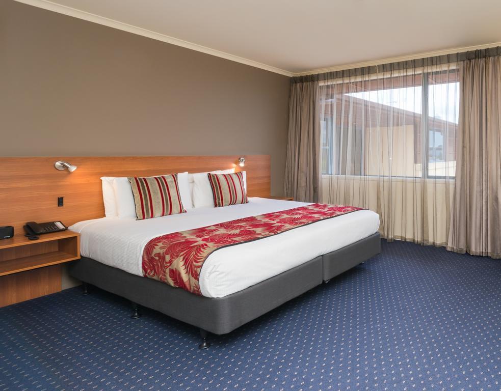 Heartland Airport Hotel