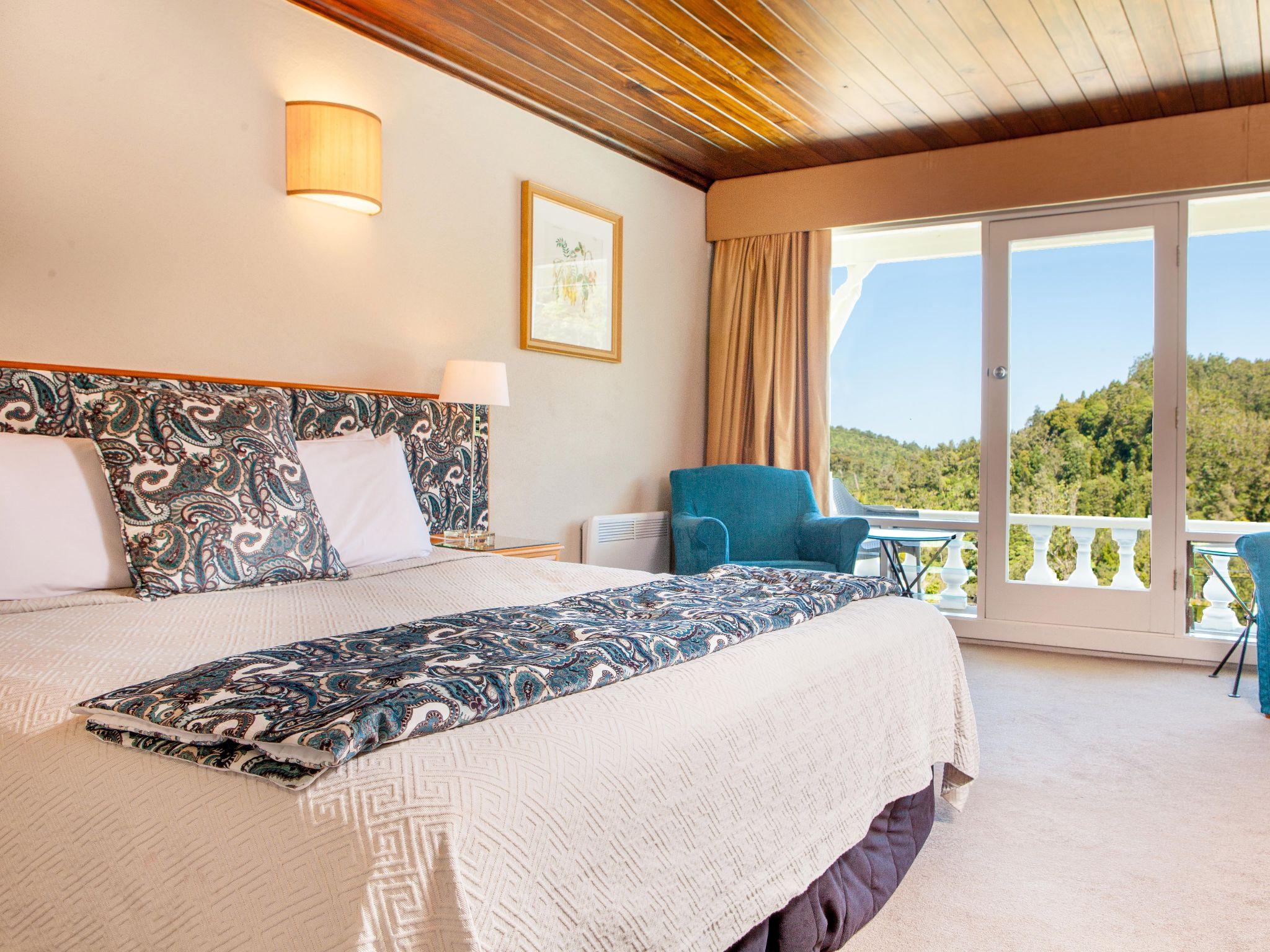 Waitakere & Hotel