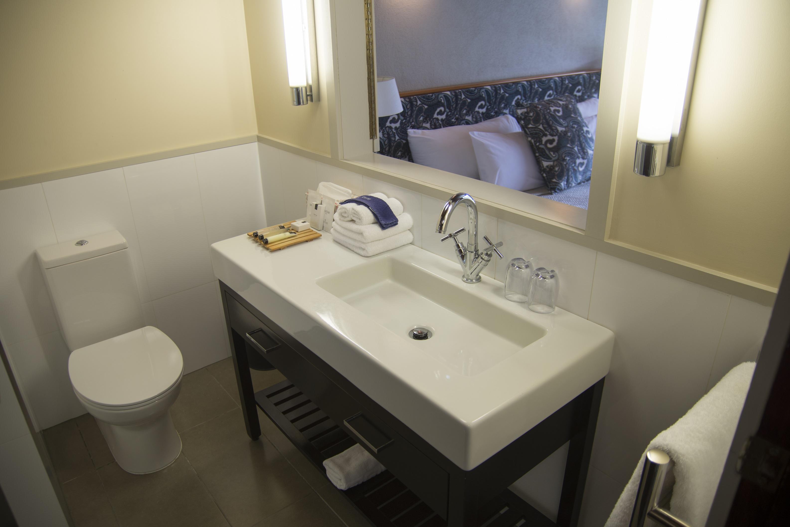 Waitakere & Hotel Auckland