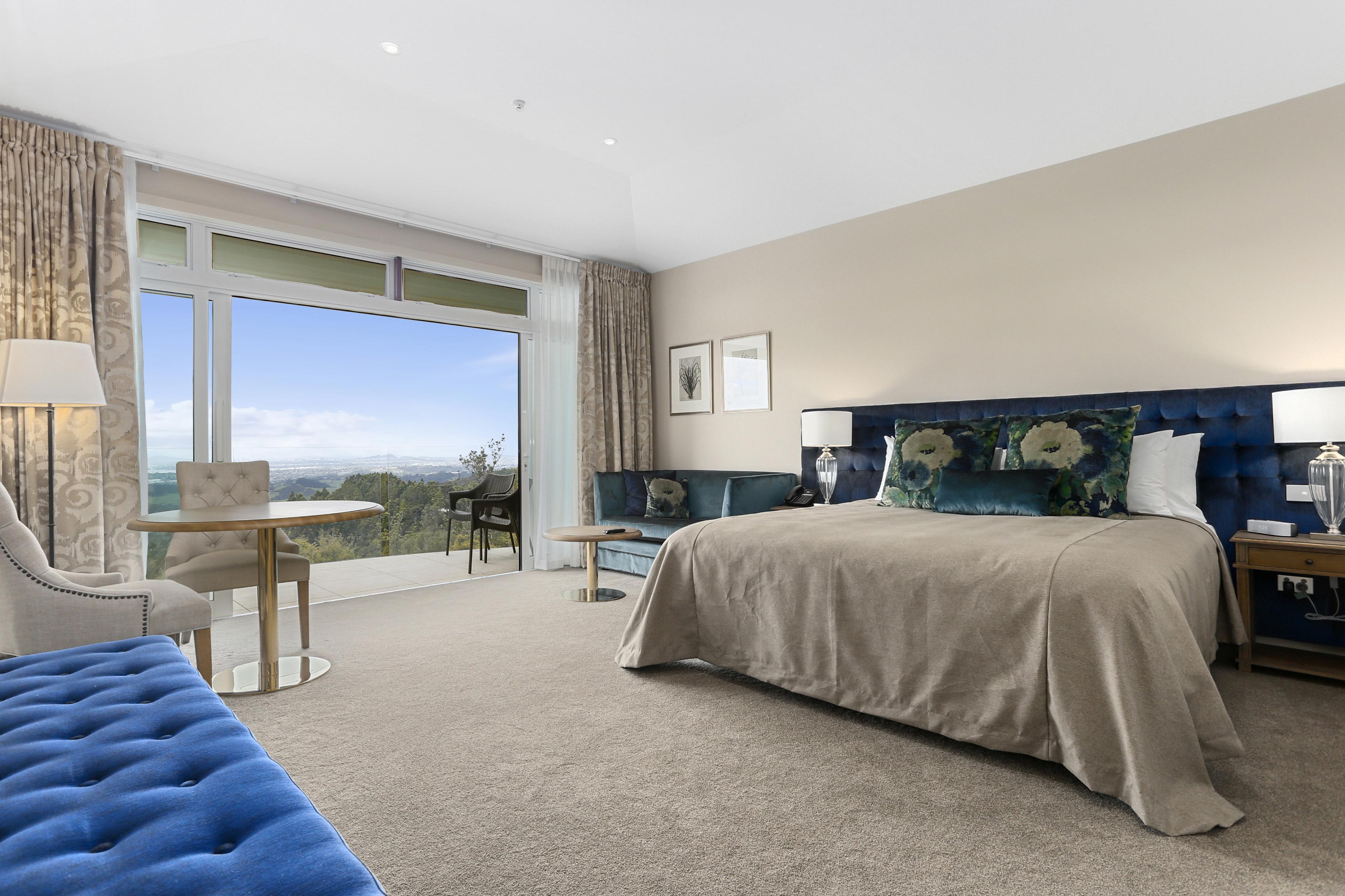 Waitakere & Hotel