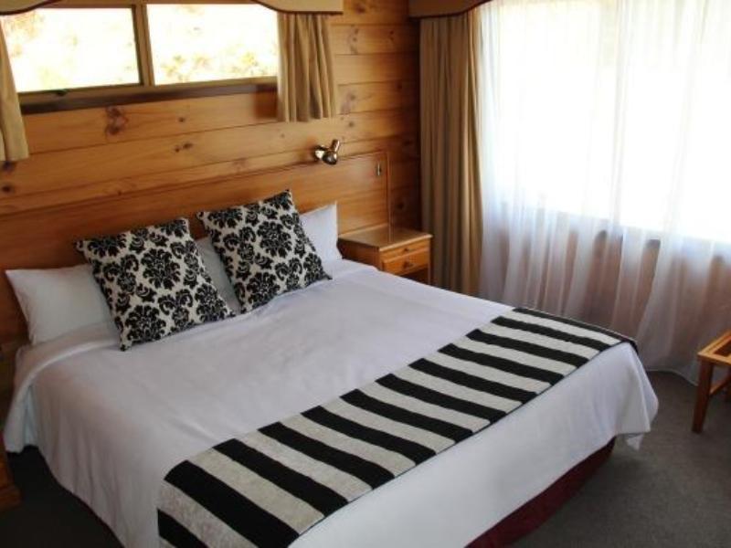 Waitakere & Hotel Auckland
